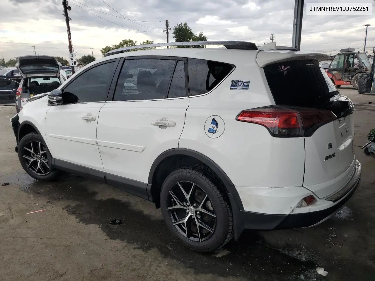 JTMNFREV1JJ752251 2018 Toyota Rav4 Se