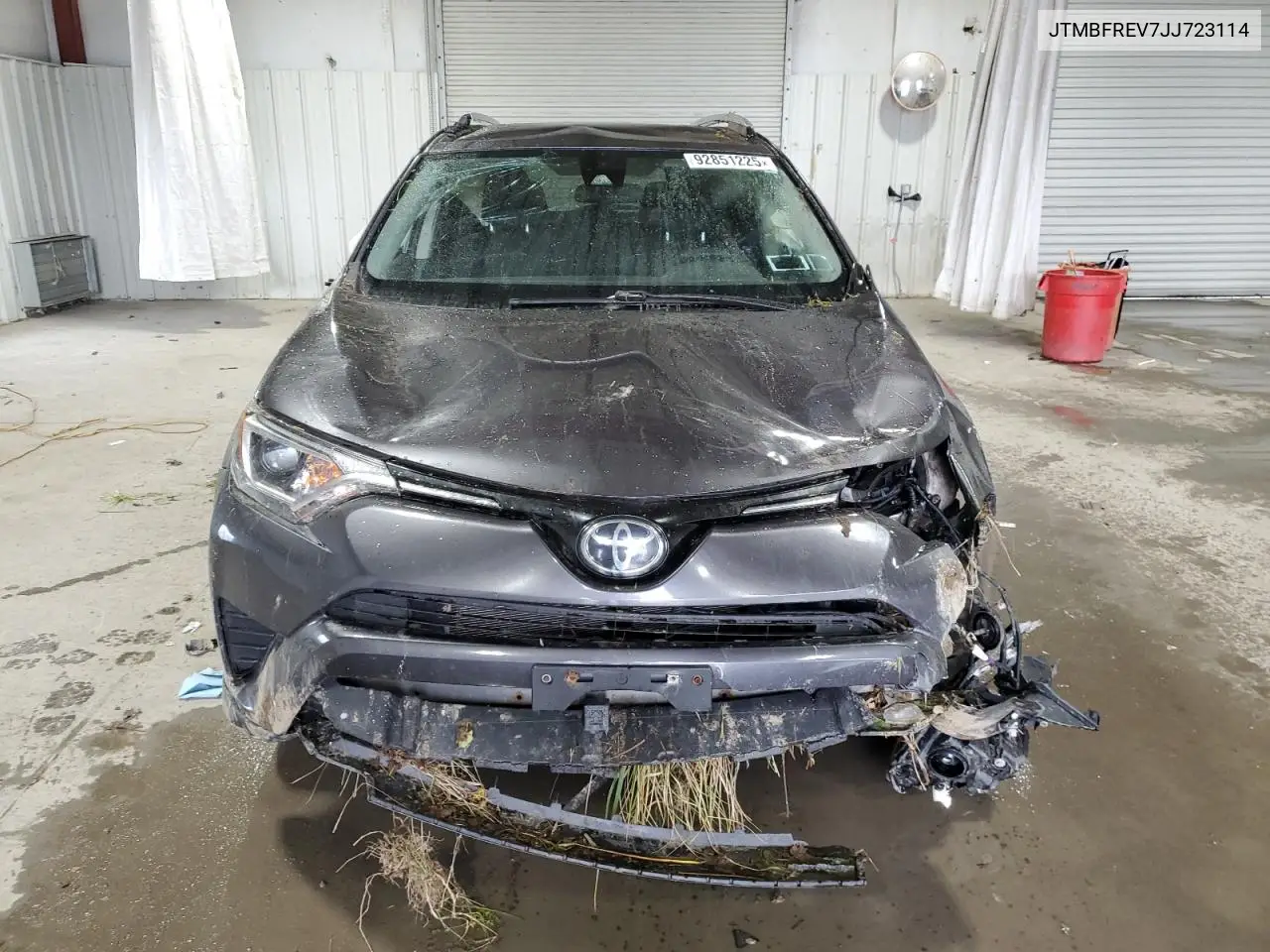 JTMBFREV7JJ723114 2018 Toyota Rav4 Le