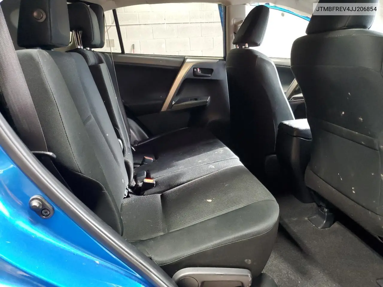 JTMBFREV4JJ206854 2018 Toyota Rav4 Le