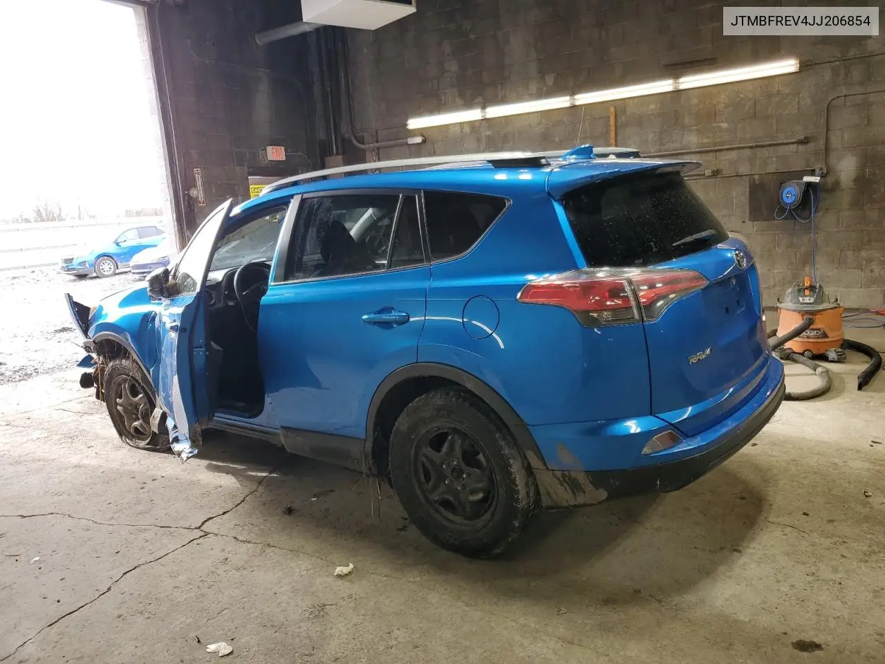 JTMBFREV4JJ206854 2018 Toyota Rav4 Le