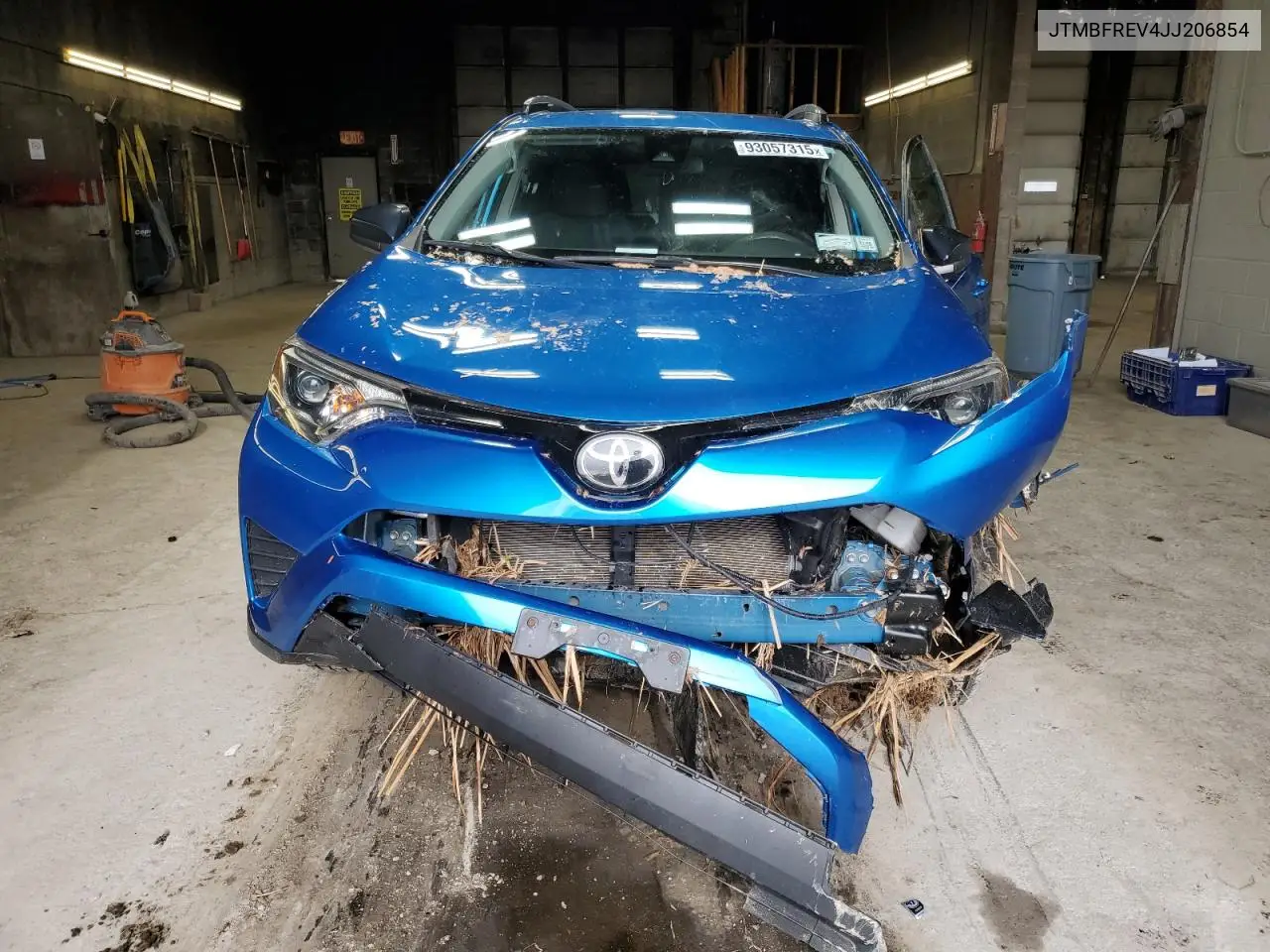 JTMBFREV4JJ206854 2018 Toyota Rav4 Le