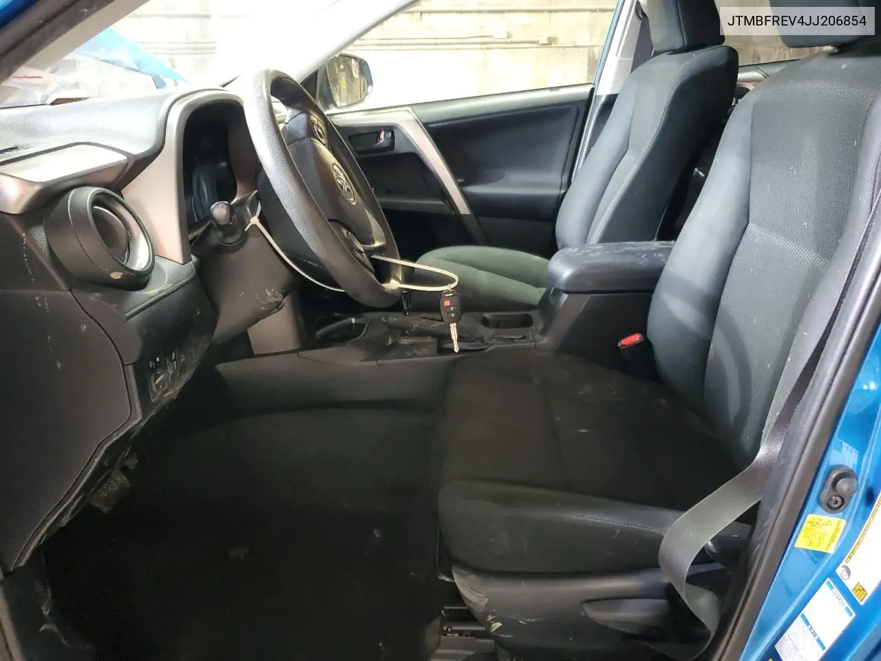 JTMBFREV4JJ206854 2018 Toyota Rav4 Le