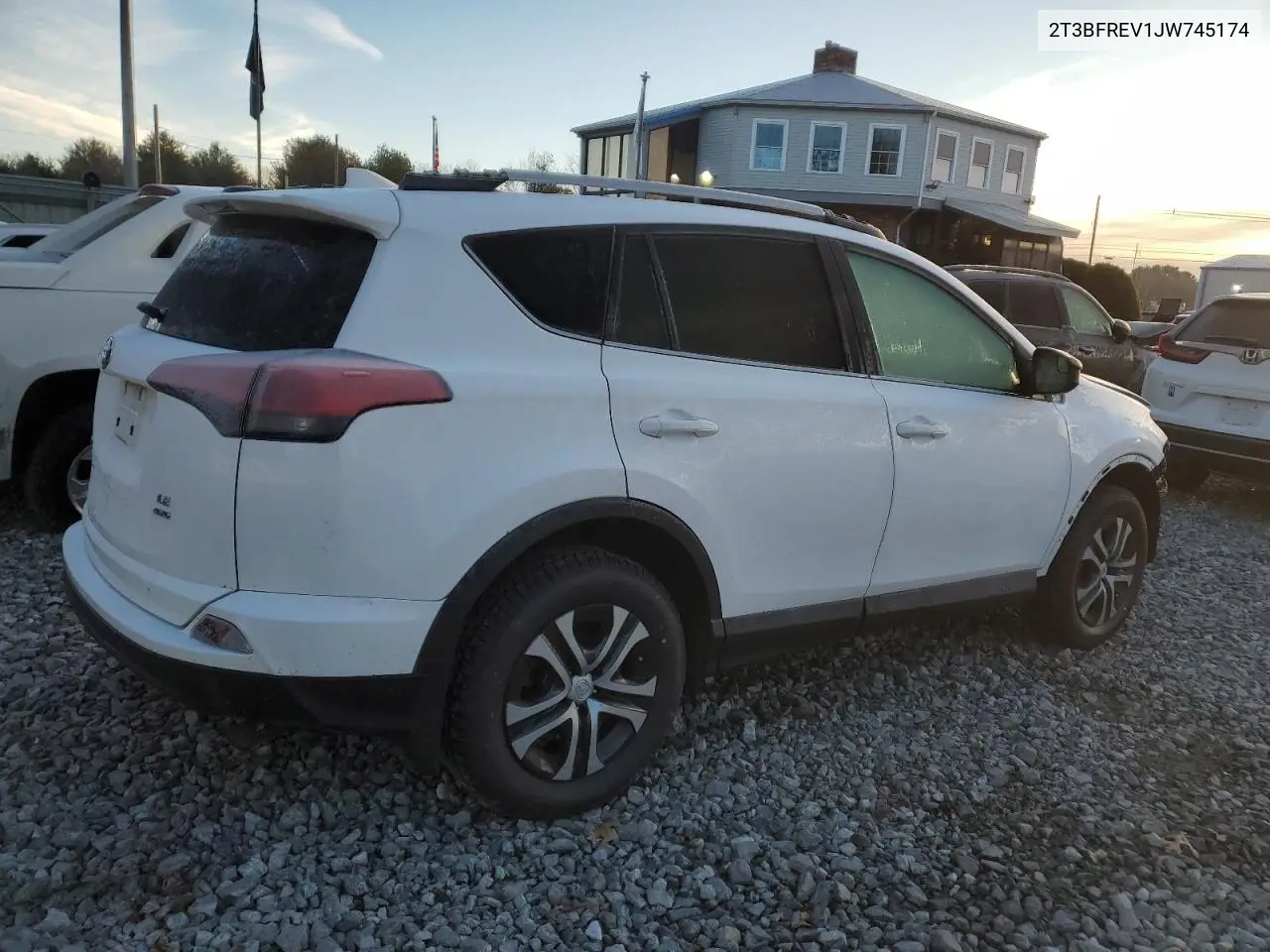 2T3BFREV1JW745174 2018 Toyota Rav4 Le