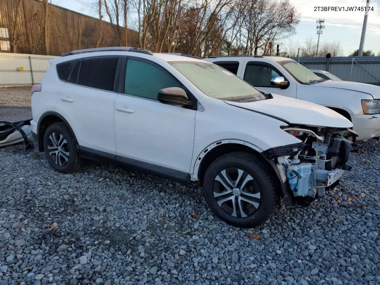 2T3BFREV1JW745174 2018 Toyota Rav4 Le
