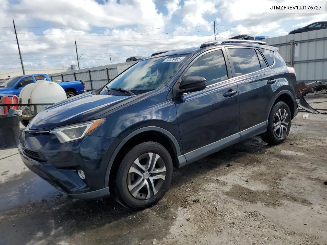 JTMZFREV1JJ176727 2018 Toyota Rav4 Le