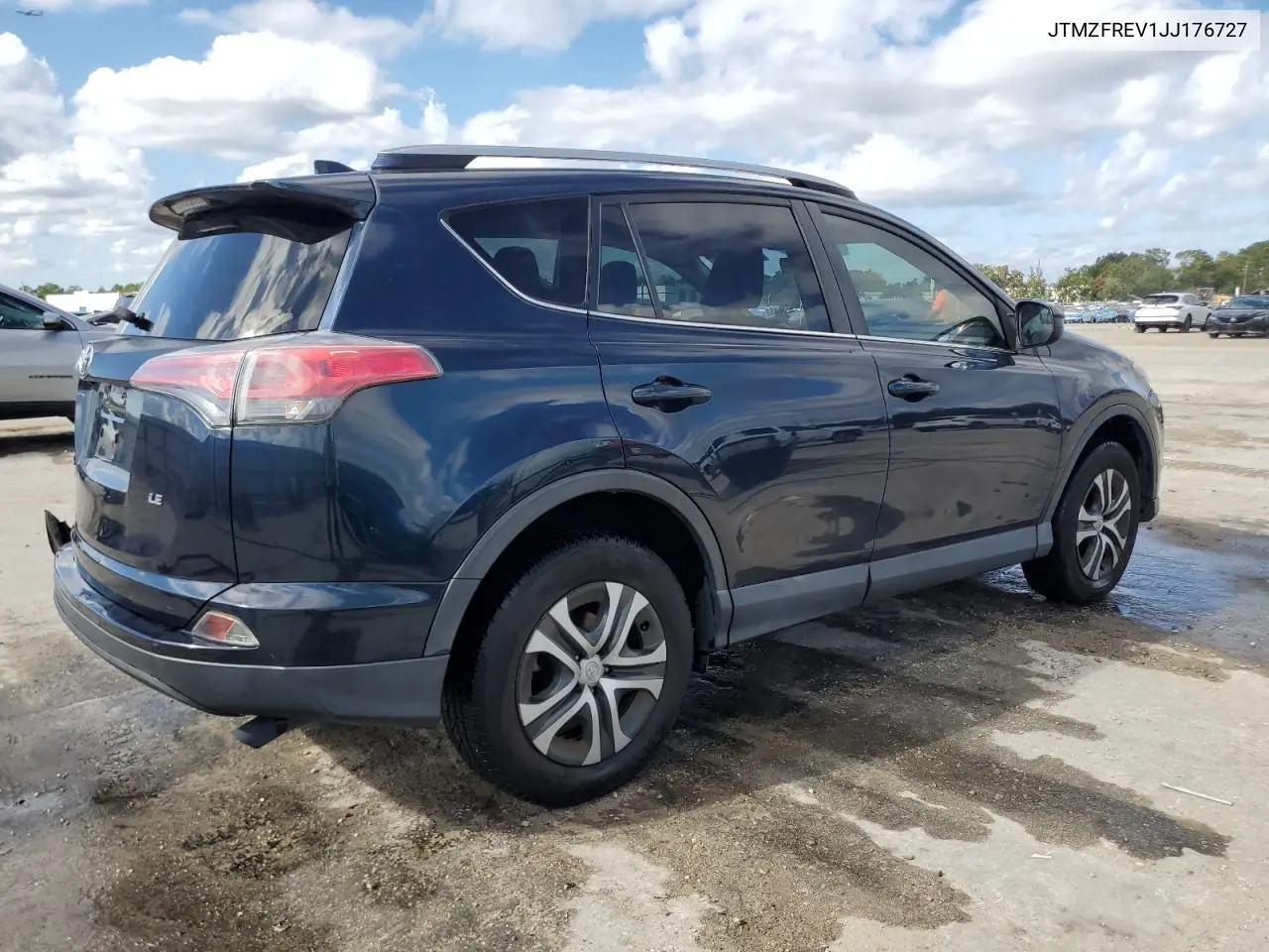 JTMZFREV1JJ176727 2018 Toyota Rav4 Le