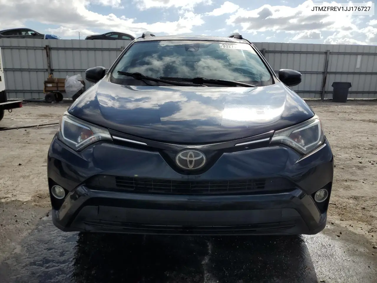 JTMZFREV1JJ176727 2018 Toyota Rav4 Le