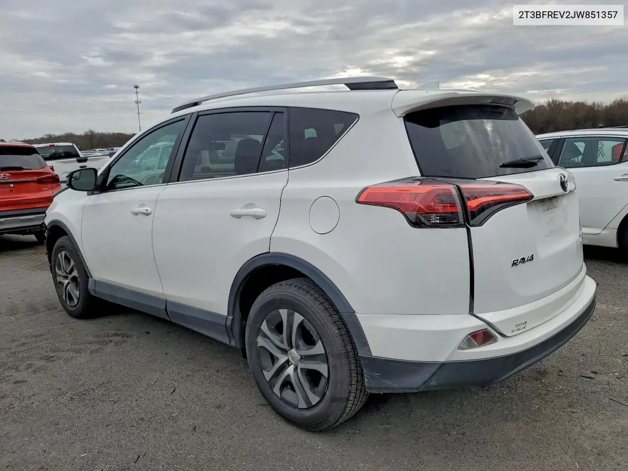 2T3BFREV2JW851357 2018 Toyota Rav4 Le