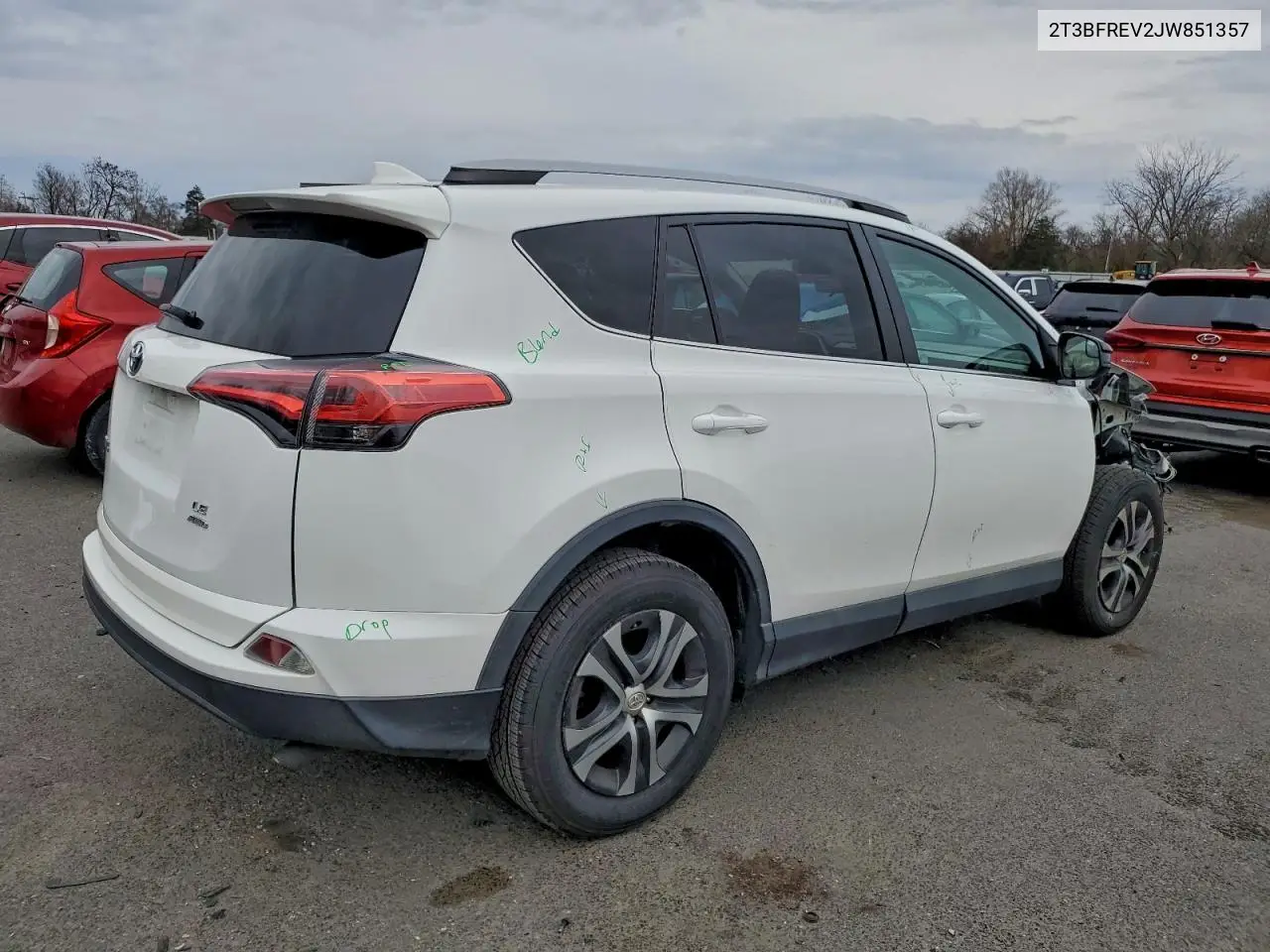 2T3BFREV2JW851357 2018 Toyota Rav4 Le