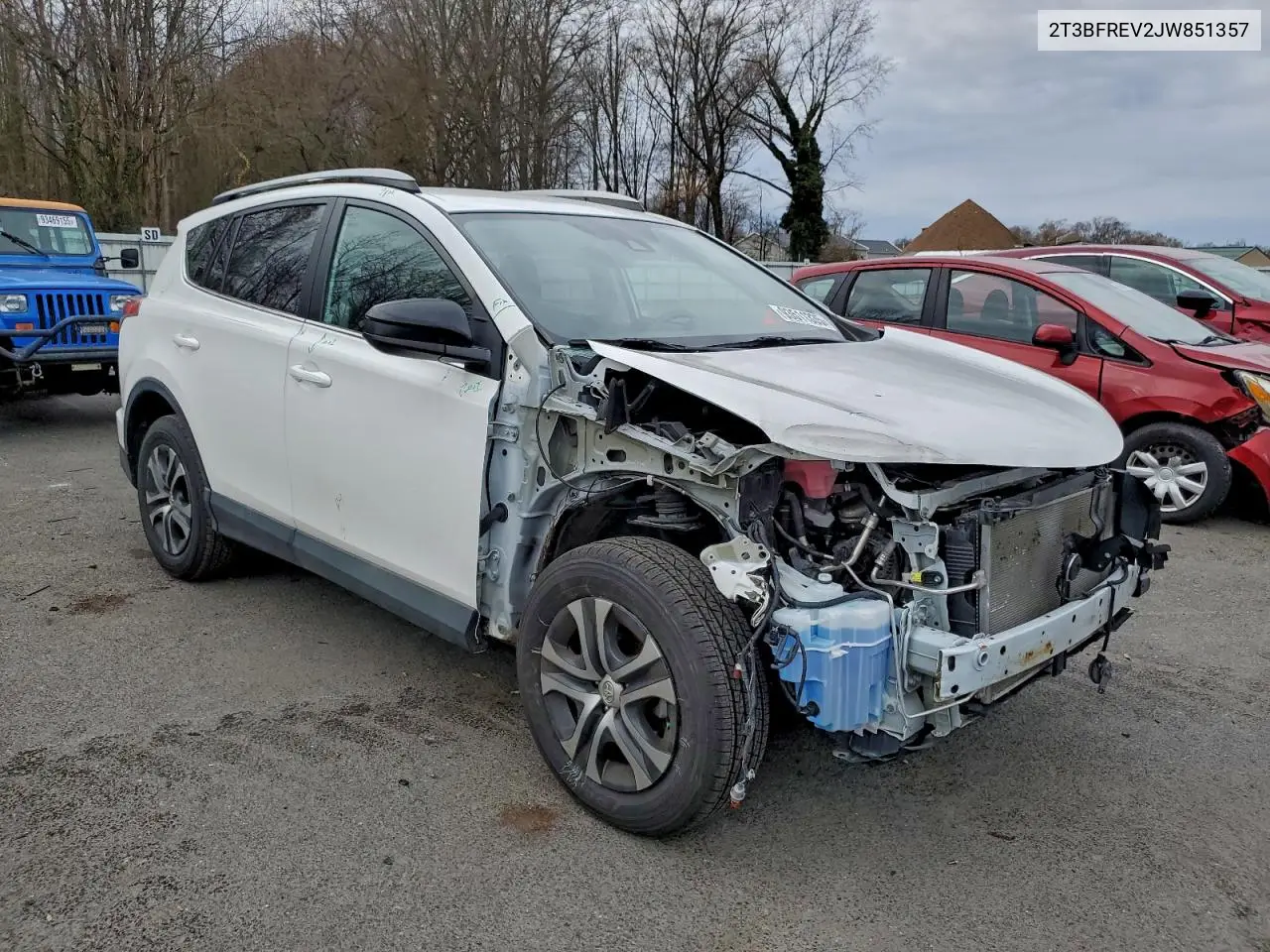 2T3BFREV2JW851357 2018 Toyota Rav4 Le