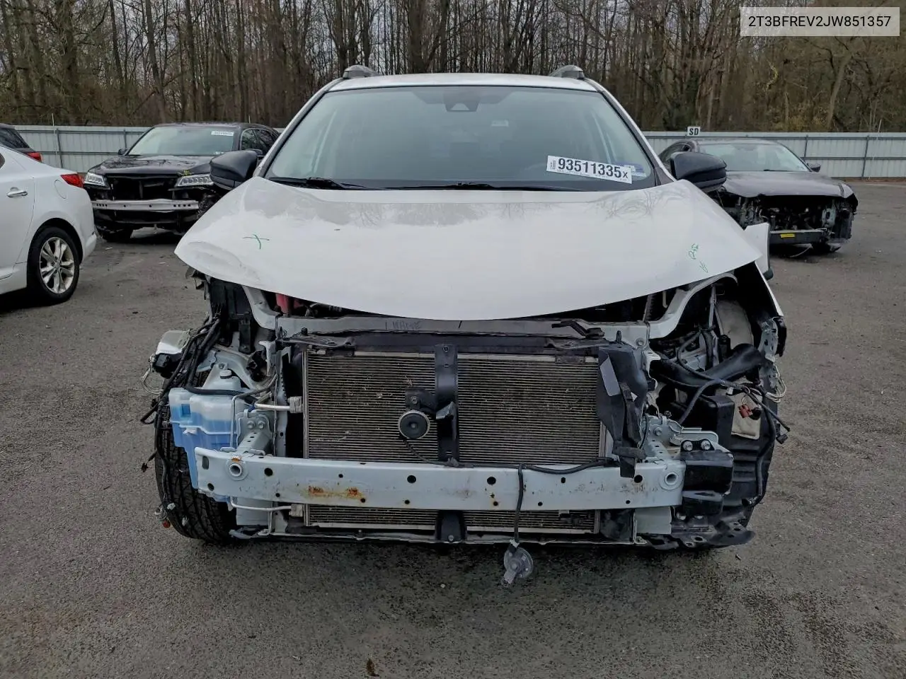 2T3BFREV2JW851357 2018 Toyota Rav4 Le
