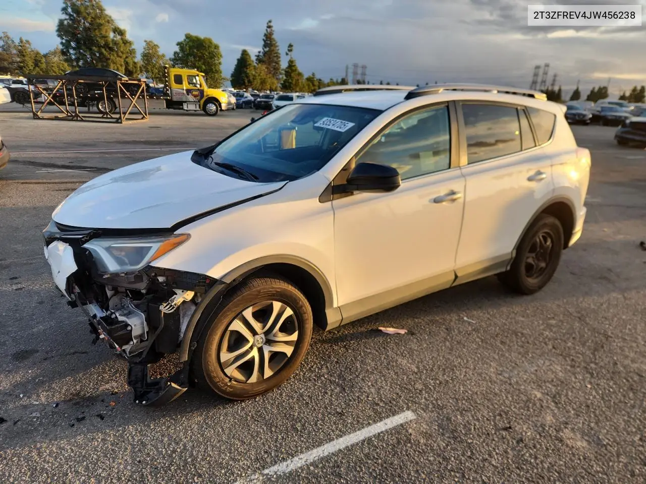 2T3ZFREV4JW456238 2018 Toyota Rav4 Le
