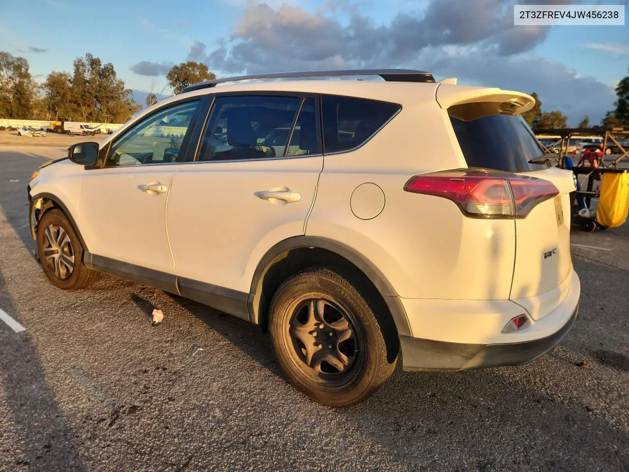 2T3ZFREV4JW456238 2018 Toyota Rav4 Le