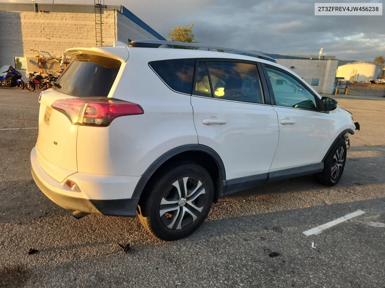 2T3ZFREV4JW456238 2018 Toyota Rav4 Le