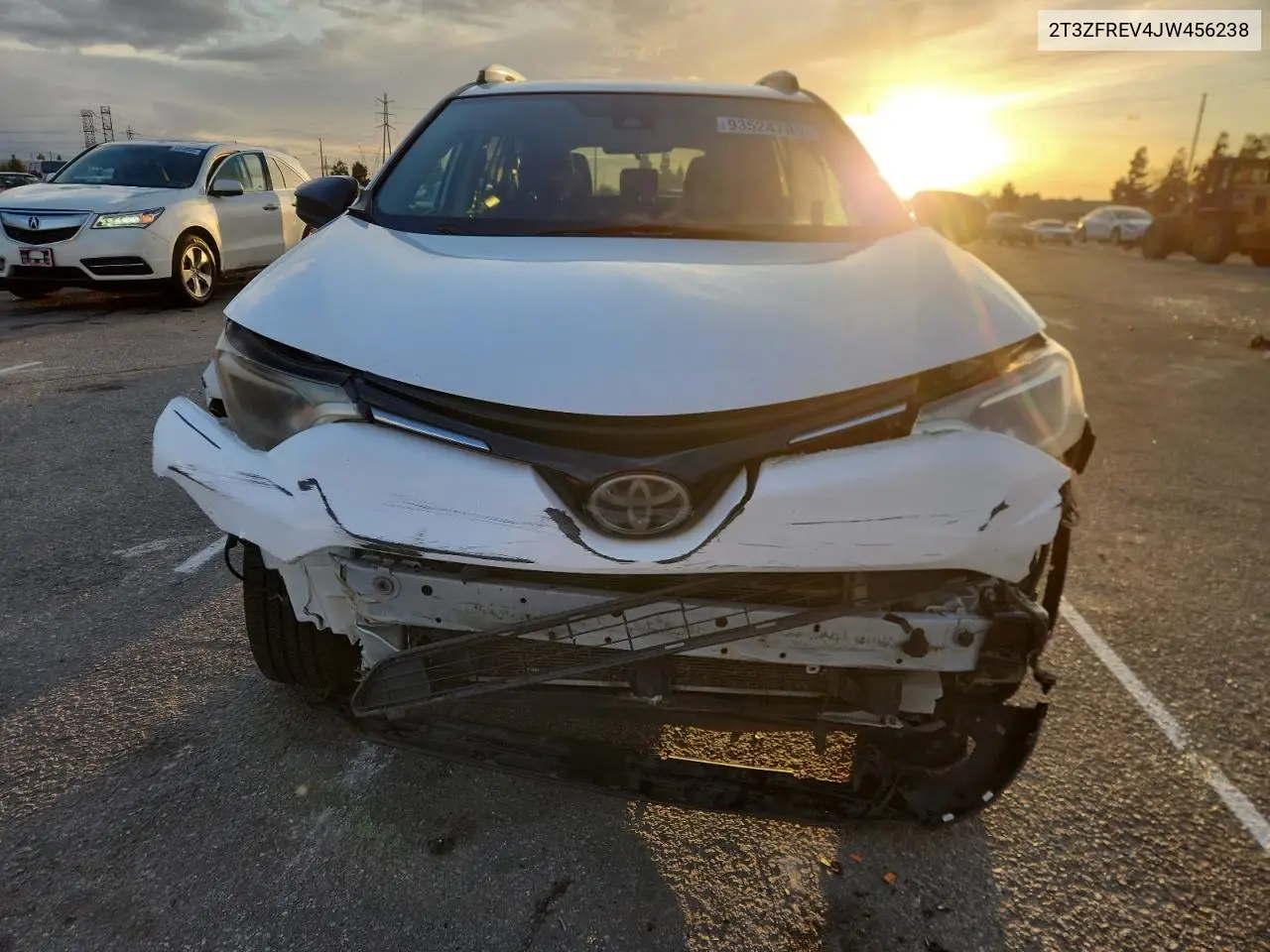 2T3ZFREV4JW456238 2018 Toyota Rav4 Le