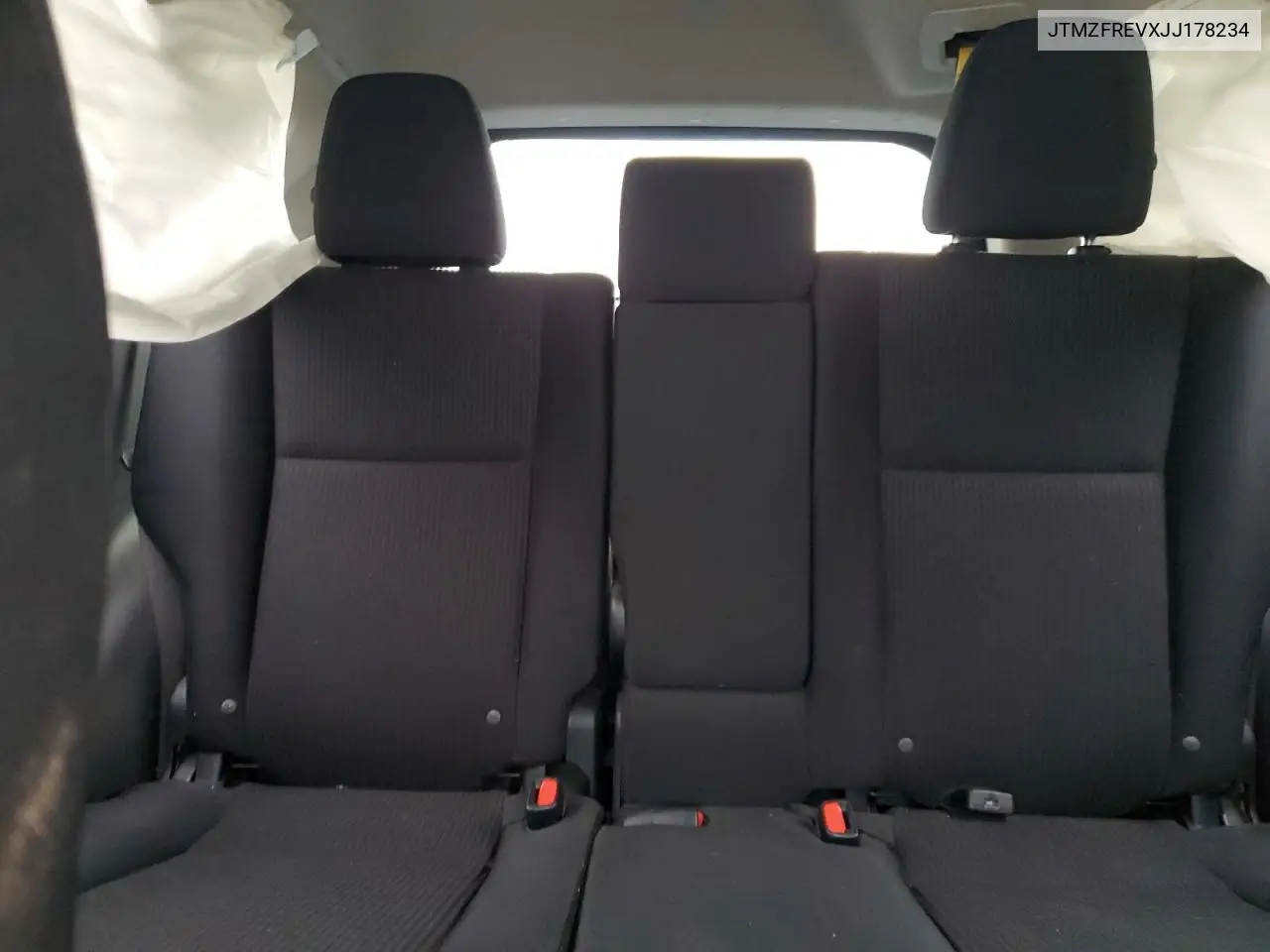 JTMZFREVXJJ178234 2018 Toyota Rav4 Le
