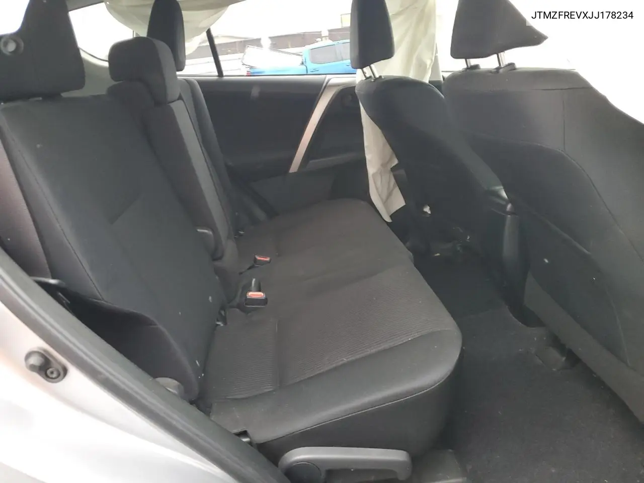 JTMZFREVXJJ178234 2018 Toyota Rav4 Le
