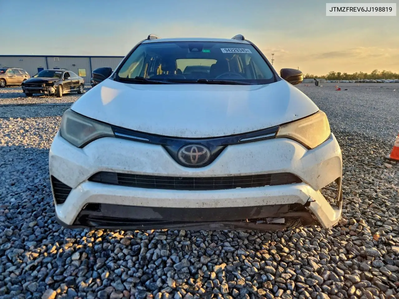 JTMZFREV6JJ198819 2018 Toyota Rav4 Le