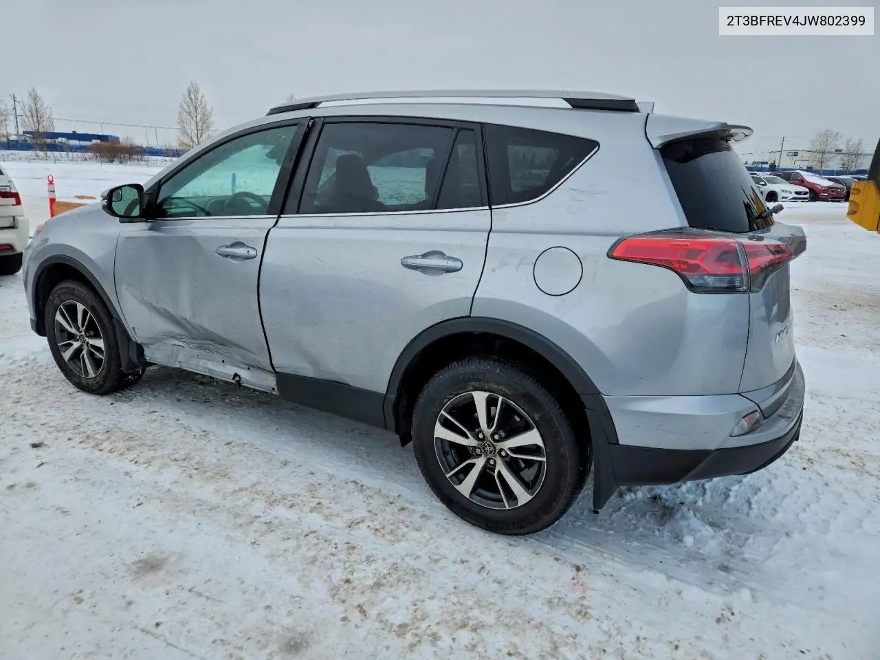 2T3BFREV4JW802399 2018 Toyota Rav4 Le