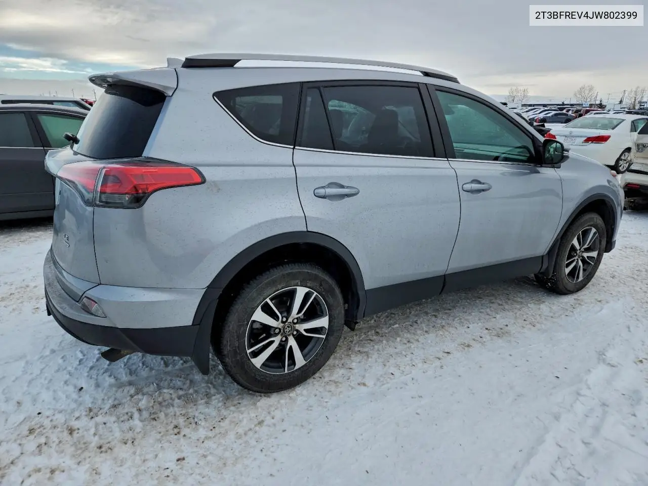 2T3BFREV4JW802399 2018 Toyota Rav4 Le