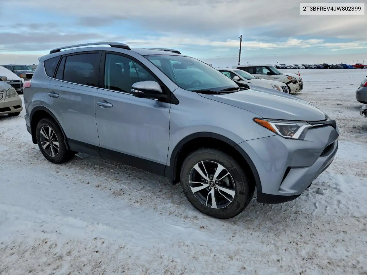 2T3BFREV4JW802399 2018 Toyota Rav4 Le