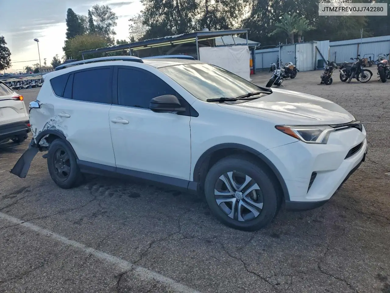 JTMZFREV0JJ742280 2018 Toyota Rav4 Le