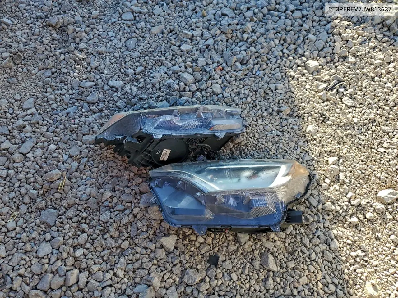 2T3RFREV7JW813637 2018 Toyota Rav4 Adventure