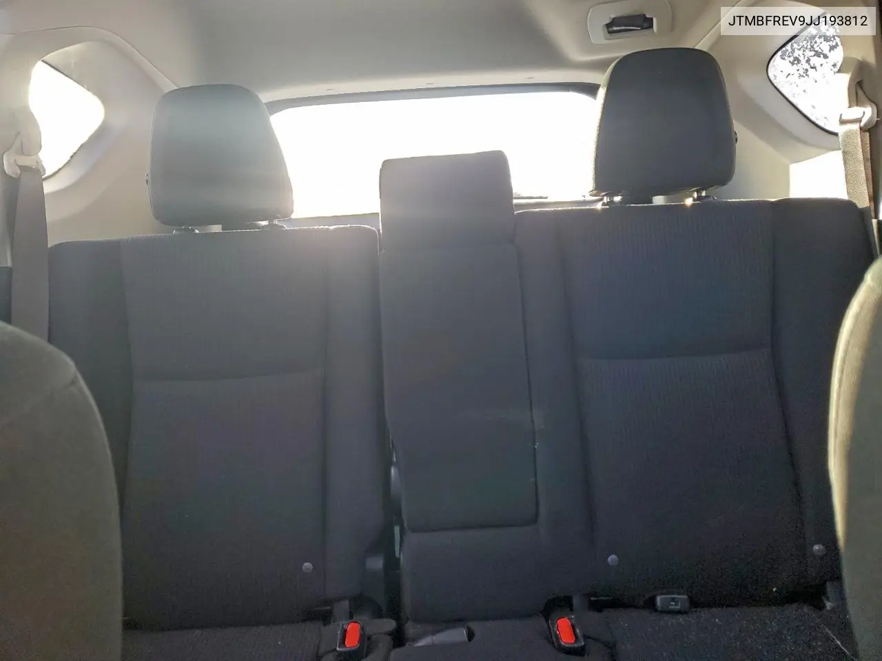 JTMBFREV9JJ193812 2018 Toyota Rav4 Le