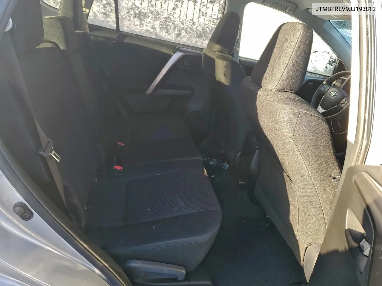 JTMBFREV9JJ193812 2018 Toyota Rav4 Le
