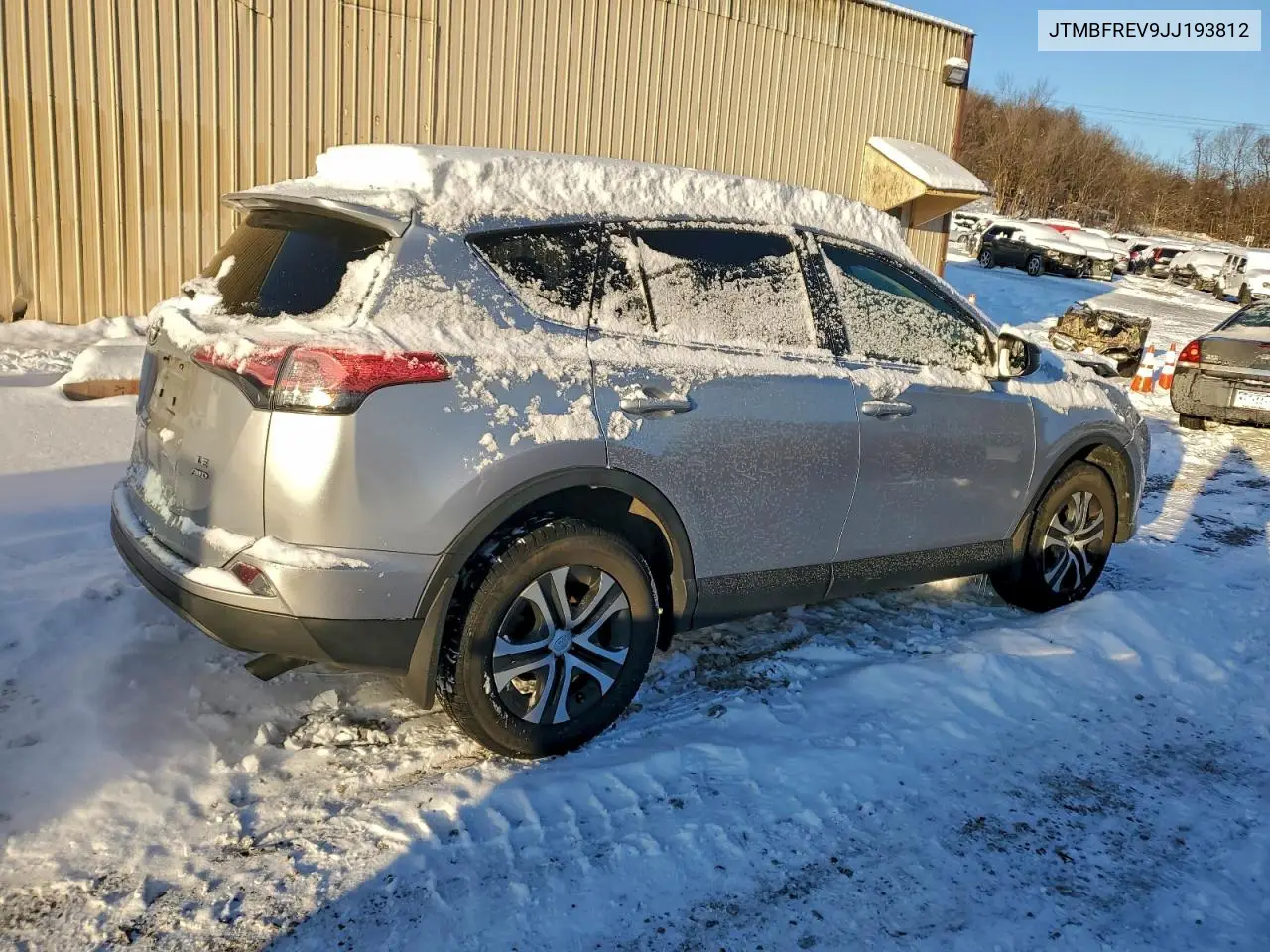 JTMBFREV9JJ193812 2018 Toyota Rav4 Le