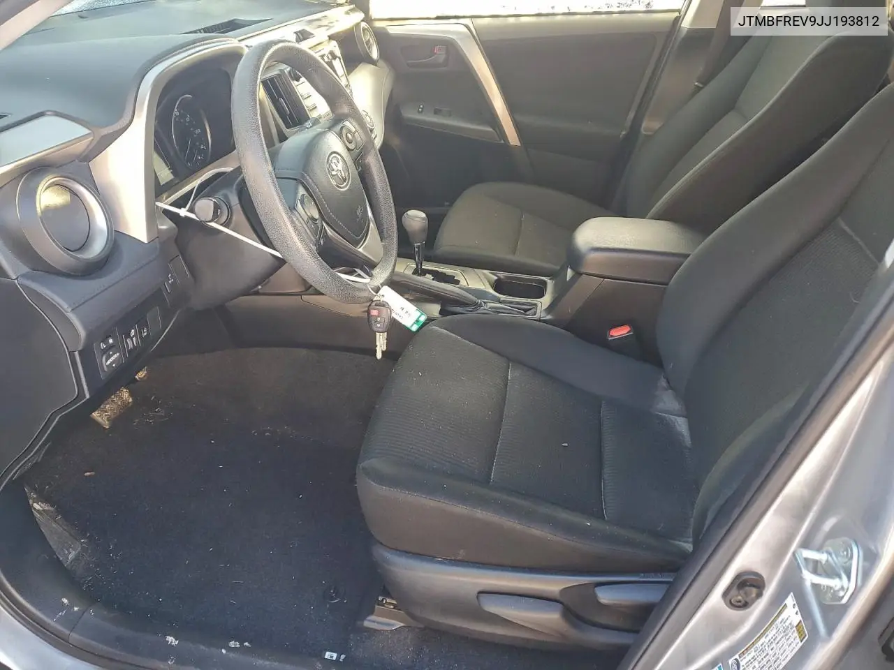 JTMBFREV9JJ193812 2018 Toyota Rav4 Le