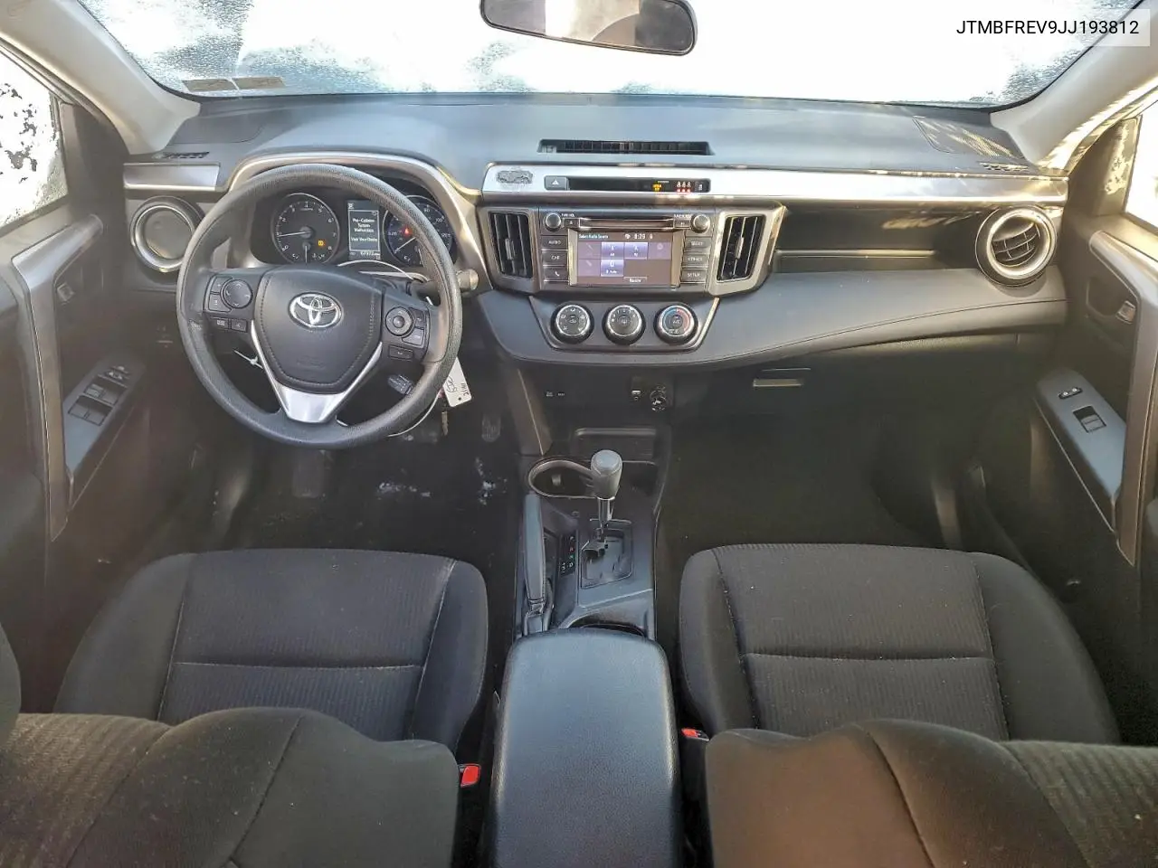 JTMBFREV9JJ193812 2018 Toyota Rav4 Le