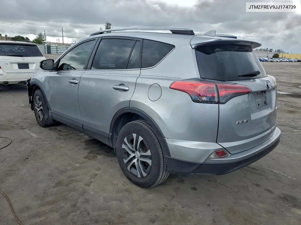 JTMZFREV9JJ174739 2018 Toyota Rav4 Le