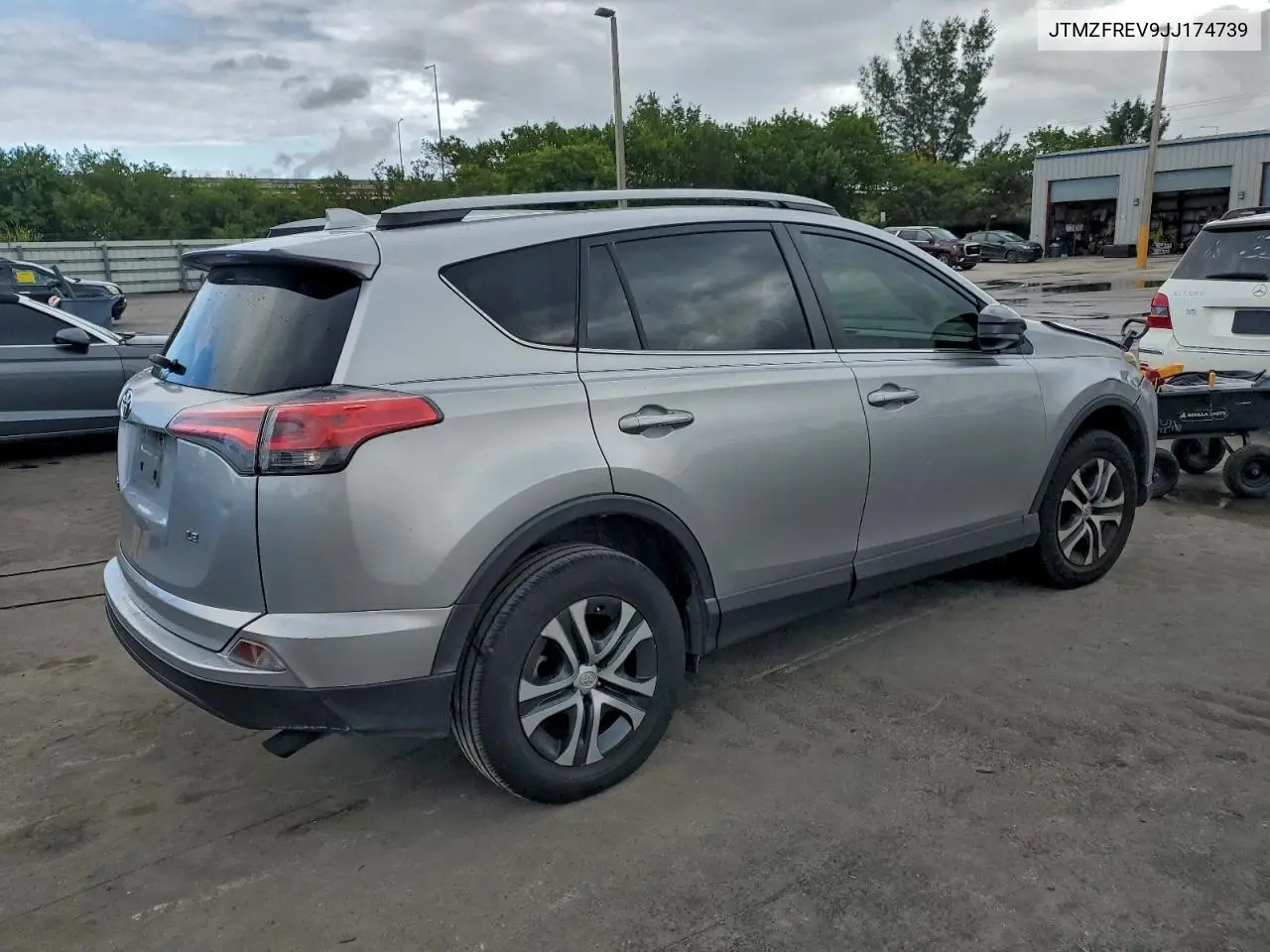 JTMZFREV9JJ174739 2018 Toyota Rav4 Le