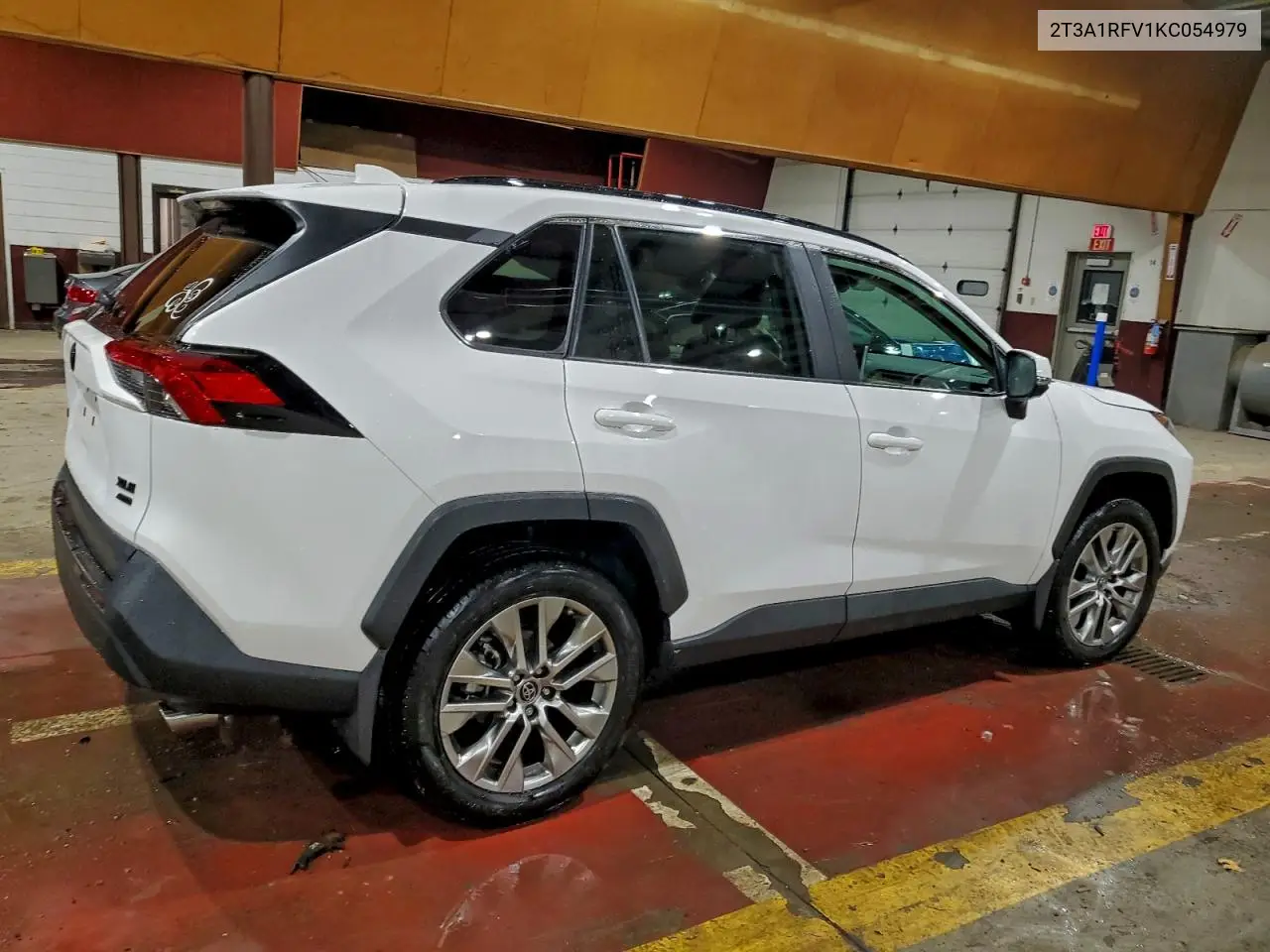 2T3A1RFV1KC054979 2019 Toyota Rav4 Xle Premium