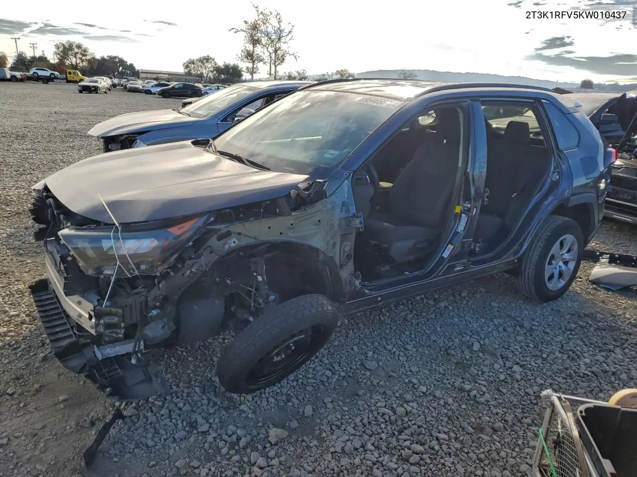 2T3K1RFV5KW010437 2019 Toyota Rav4 Le
