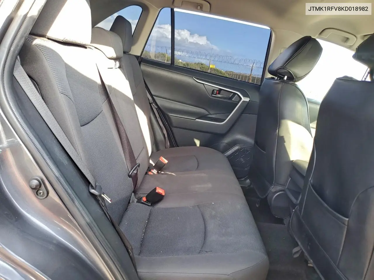 JTMK1RFV8KD018982 2019 Toyota Rav4 Le