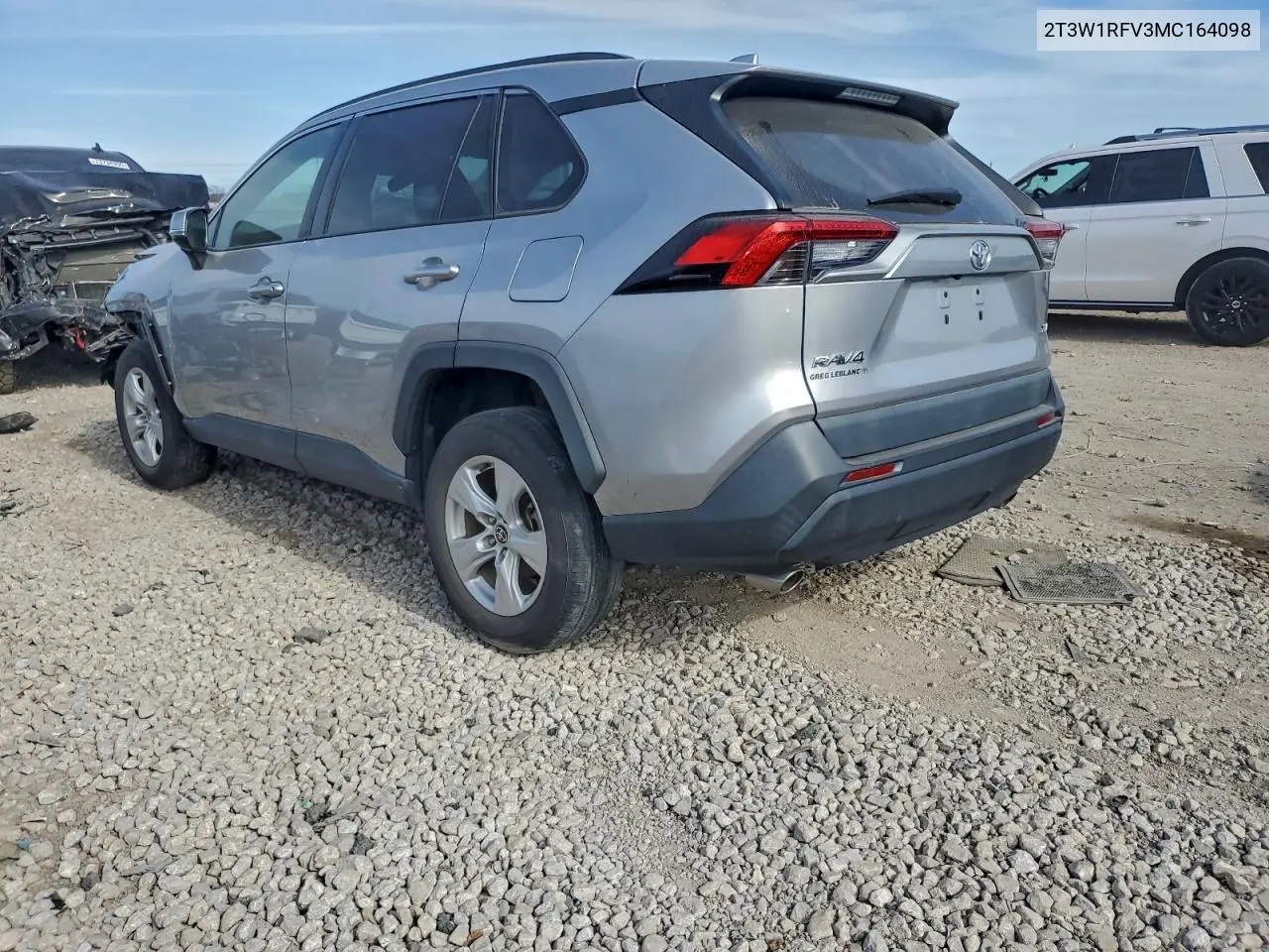 2T3W1RFV3MC164098 2021 Toyota Rav4 Xle