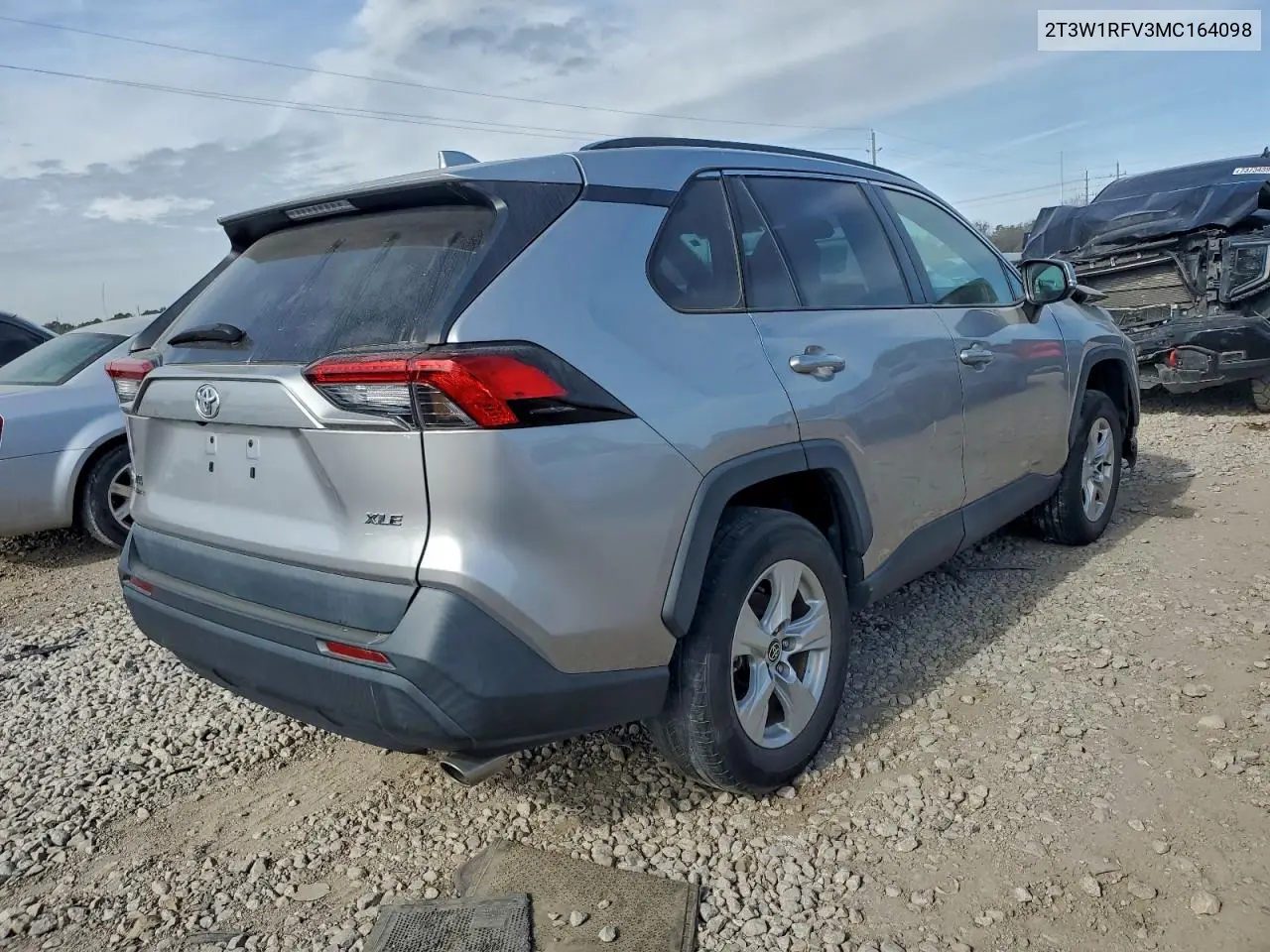 2T3W1RFV3MC164098 2021 Toyota Rav4 Xle