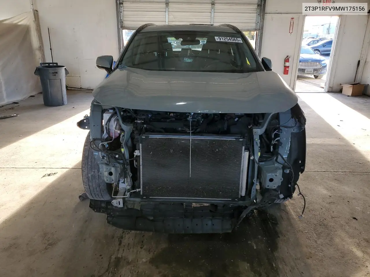 2T3P1RFV9MW175156 2021 Toyota Rav4 Xle