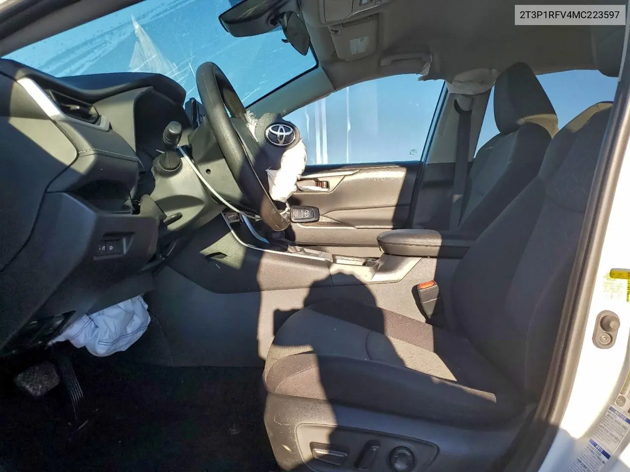 2T3P1RFV4MC223597 2021 Toyota Rav4 Xle