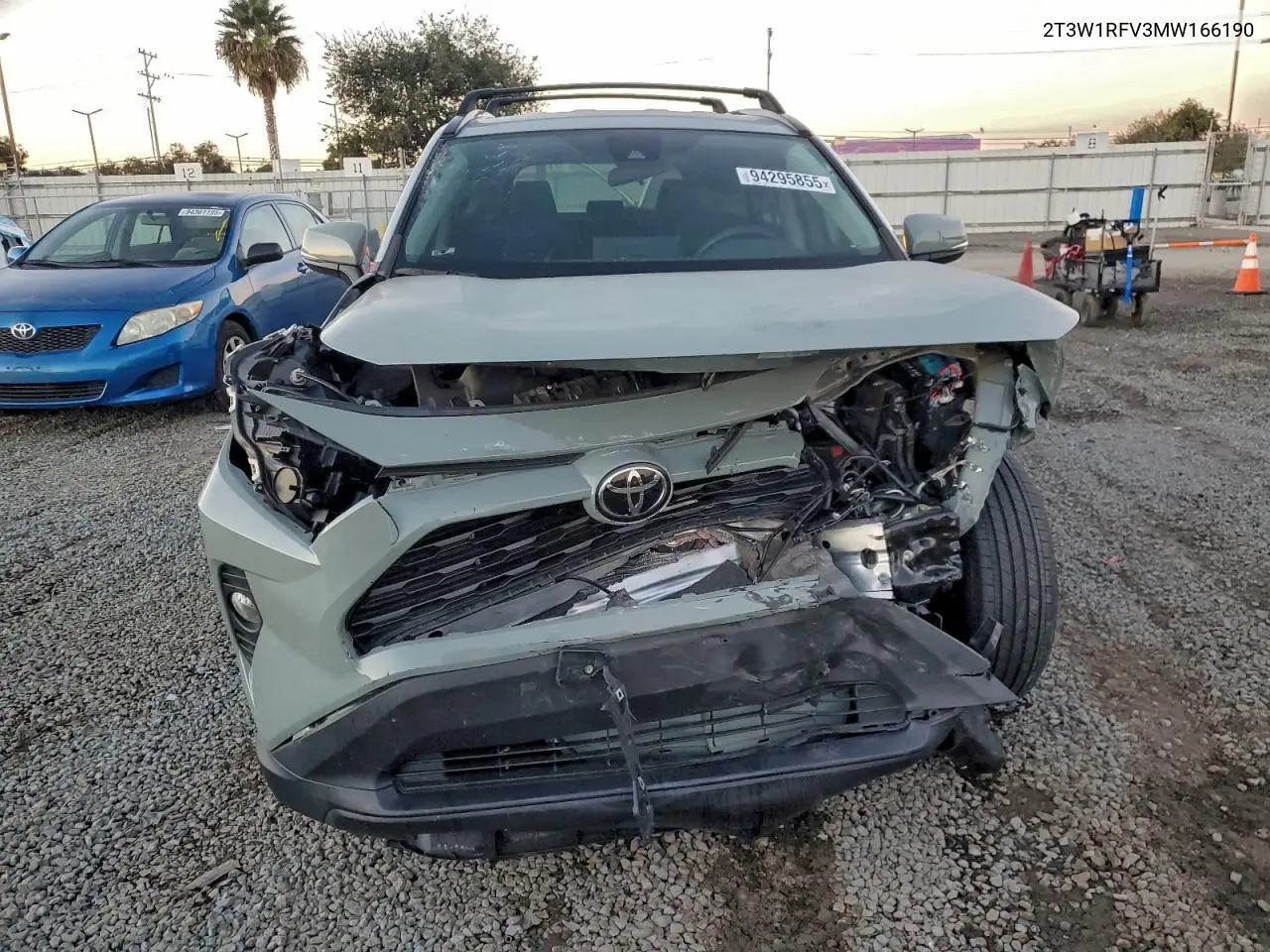 2T3W1RFV3MW166190 2021 Toyota Rav4 Xle
