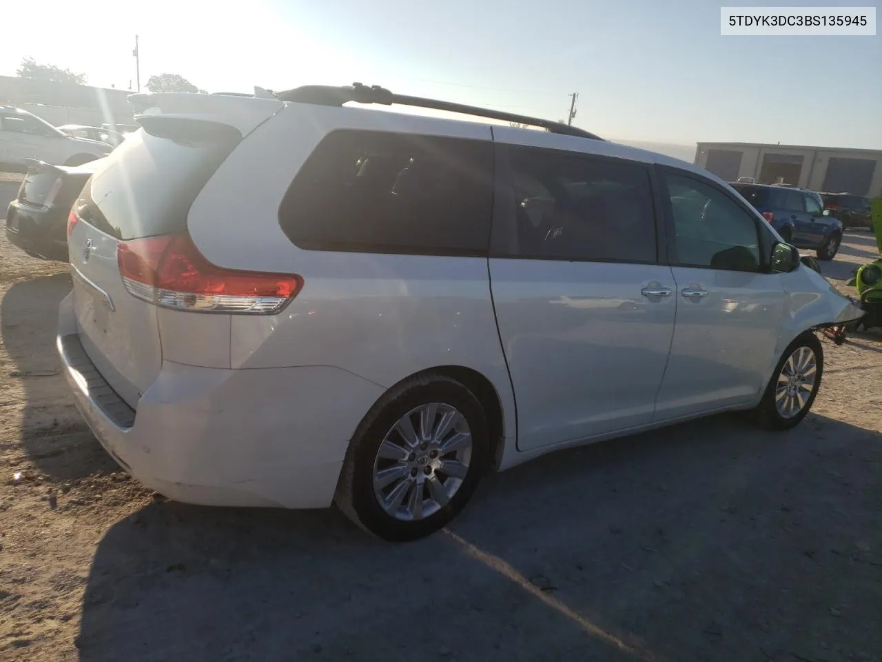 5TDYK3DC3BS135945 2011 Toyota Sienna Xle