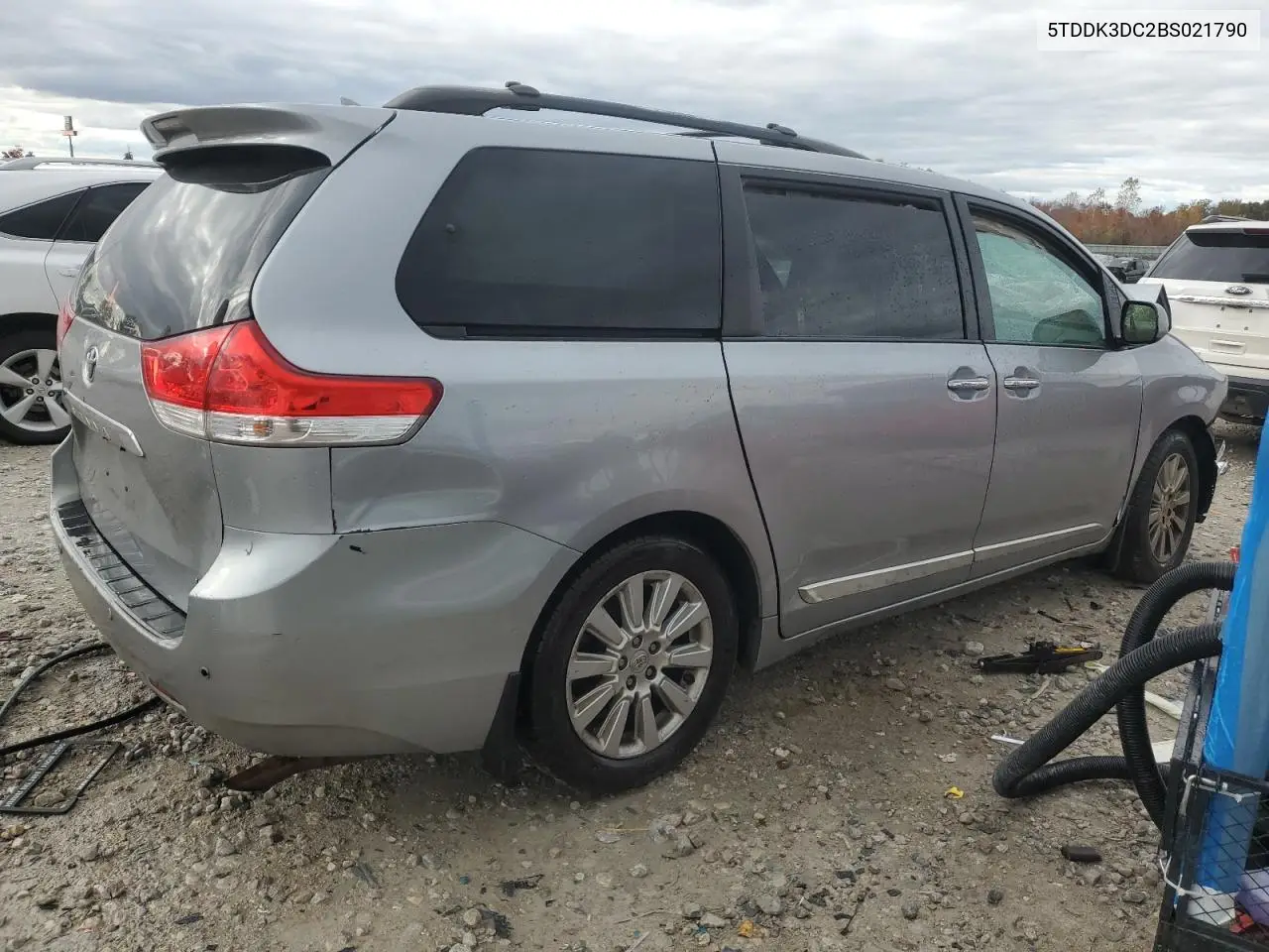 5TDDK3DC2BS021790 2011 Toyota Sienna Xle