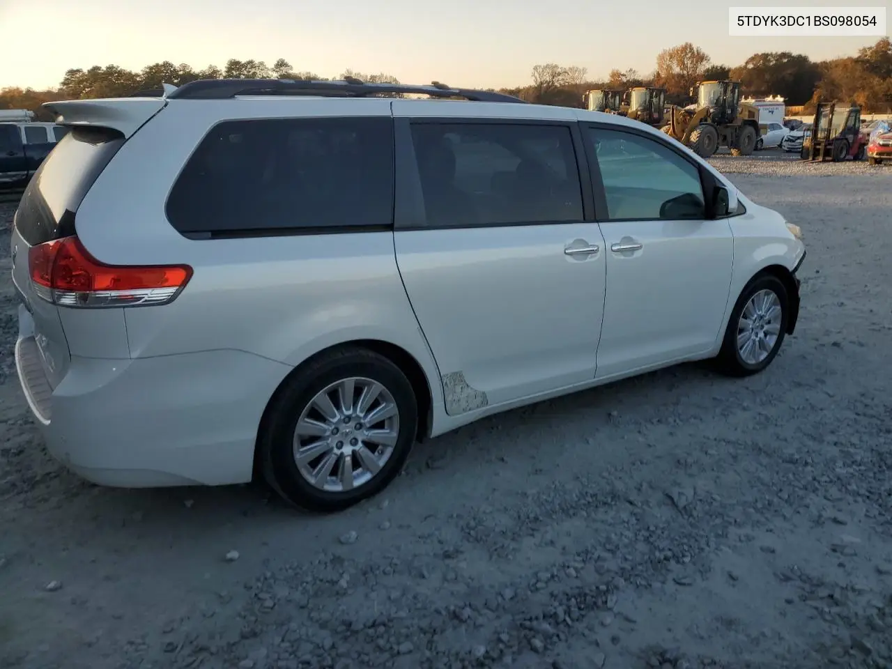 5TDYK3DC1BS098054 2011 Toyota Sienna Xle