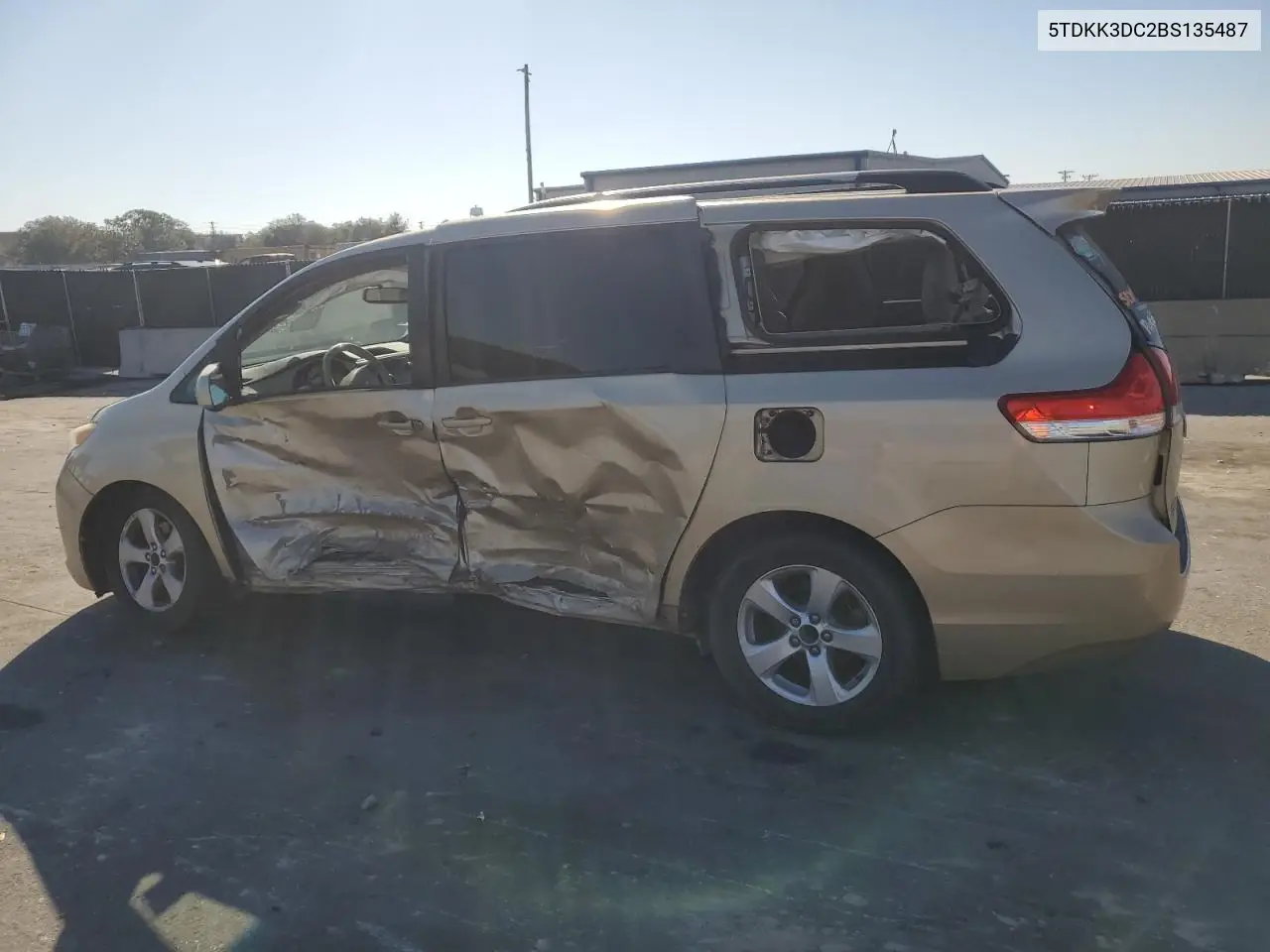 5TDKK3DC2BS135487 2011 Toyota Sienna Le