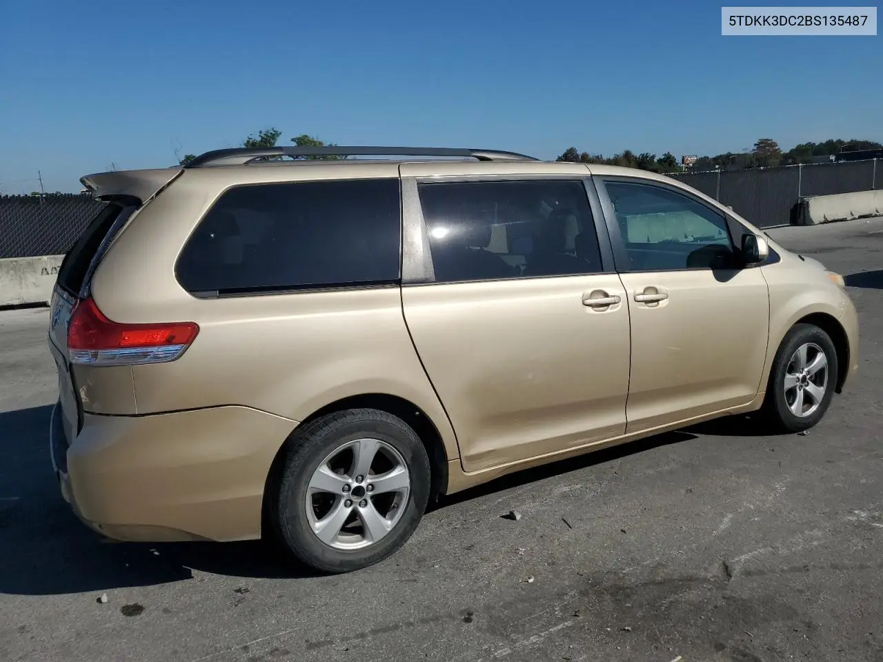 5TDKK3DC2BS135487 2011 Toyota Sienna Le