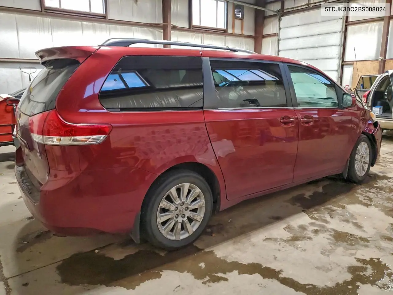 5TDJK3DC2BS008024 2011 Toyota Sienna Le
