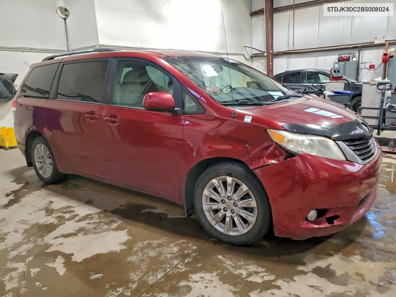 5TDJK3DC2BS008024 2011 Toyota Sienna Le