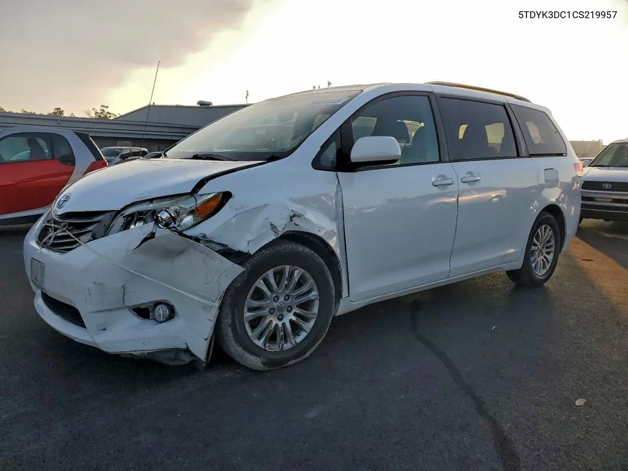 5TDYK3DC1CS219957 2012 Toyota Sienna Xle